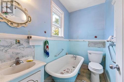 1086 Gladstone Avenue, Windsor, ON - Indoor Photo Showing Bathroom