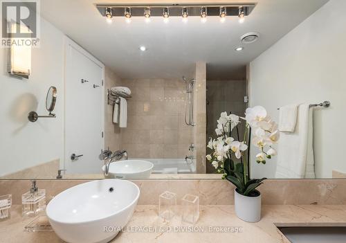 703 - 36 Blue Jays Way, Toronto, ON - Indoor Photo Showing Bathroom