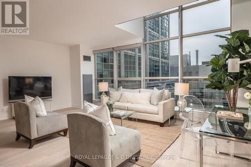 703 - 36 Blue Jays Way, Toronto, ON - Indoor Photo Showing Living Room