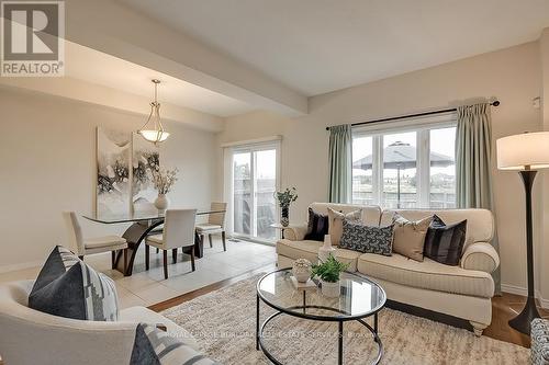 11 - 370 Stonehenge Drive, Hamilton, ON - Indoor Photo Showing Living Room