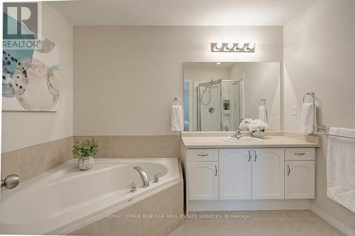 11 - 370 Stonehenge Drive, Hamilton, ON - Indoor Photo Showing Bathroom