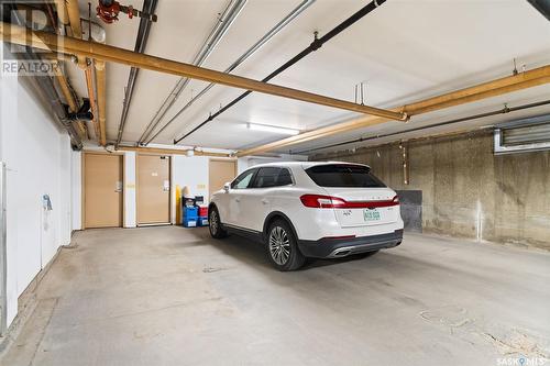 203 205 Mcintyre Street N, Regina, SK - Indoor Photo Showing Garage