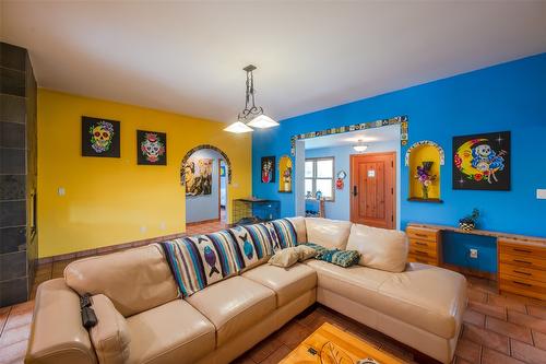 4084 Mclean Creek Road, Okanagan Falls, BC - Indoor Photo Showing Living Room