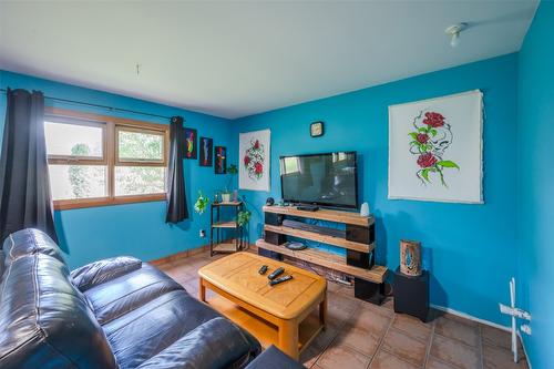 4084 Mclean Creek Road, Okanagan Falls, BC - Indoor Photo Showing Living Room