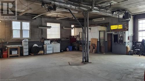 827 3Rd Avenue E, Owen Sound, ON - Indoor Photo Showing Garage