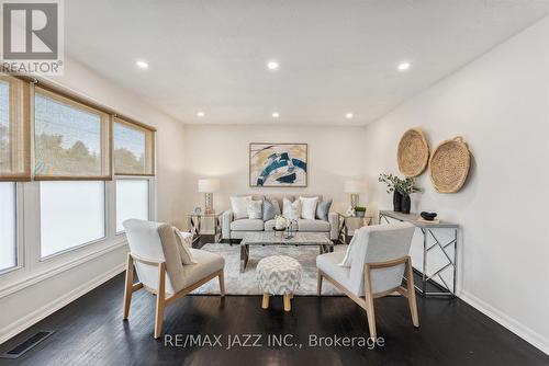 1121 Brock Street S, Whitby (Downtown Whitby), ON - Indoor Photo Showing Living Room