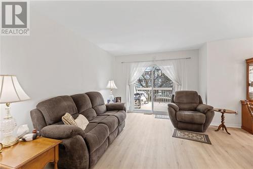 23 Wilmot Young Place, Brockville, ON - Indoor Photo Showing Living Room