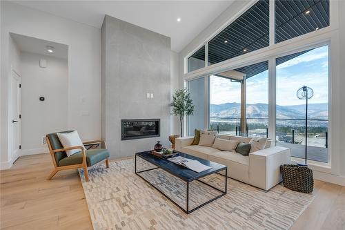 1157 Elk Street, Penticton, BC - Indoor Photo Showing Living Room With Fireplace