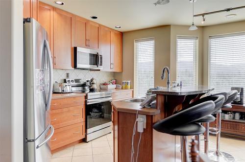 805-1947 Underhill Street, Kelowna, BC - Indoor Photo Showing Kitchen