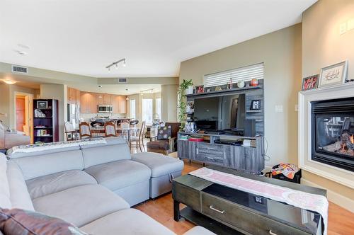 805-1947 Underhill Street, Kelowna, BC - Indoor Photo Showing Living Room With Fireplace