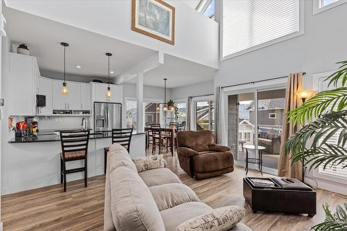 410-6956 Terazona Loop, Kelowna, BC - Indoor Photo Showing Living Room