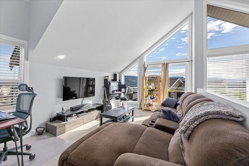 410-6956 Terazona Loop, Kelowna, BC - Indoor Photo Showing Living Room