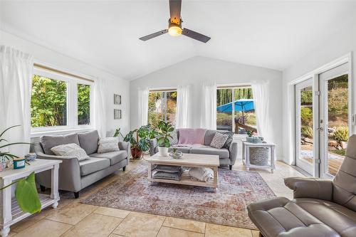 2624 Wild Horse Drive, West Kelowna, BC - Indoor Photo Showing Living Room