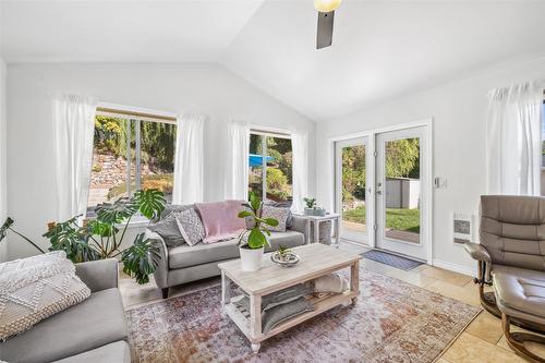 2624 Wild Horse Drive, West Kelowna, BC - Indoor Photo Showing Living Room