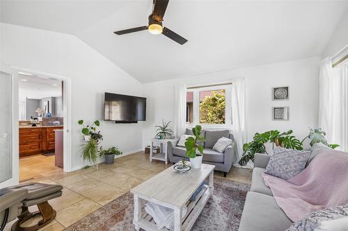 2624 Wild Horse Drive, West Kelowna, BC - Indoor Photo Showing Living Room