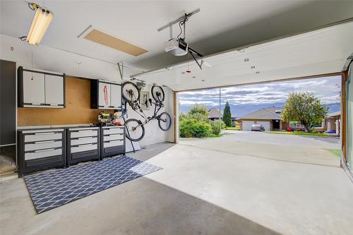 2624 Wild Horse Drive, West Kelowna, BC - Indoor Photo Showing Garage