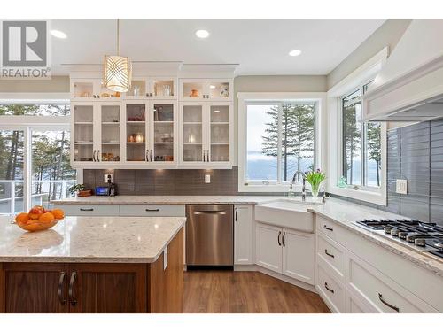 7255 Dunwaters Road, Kelowna, BC - Indoor Photo Showing Kitchen With Upgraded Kitchen