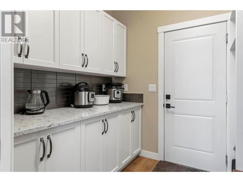 7255 Dunwaters Road, Kelowna, BC - Indoor Photo Showing Kitchen