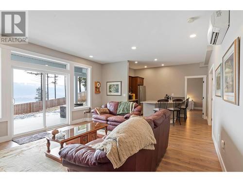 7255 Dunwaters Road, Kelowna, BC - Indoor Photo Showing Living Room