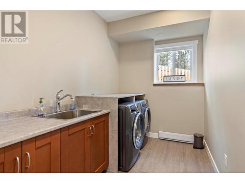 7255 Dunwaters Road, Kelowna, BC - Indoor Photo Showing Laundry Room