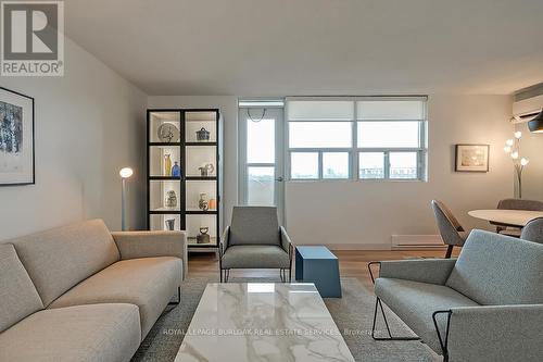 1003 - 700 Dynes Road, Burlington, ON - Indoor Photo Showing Living Room