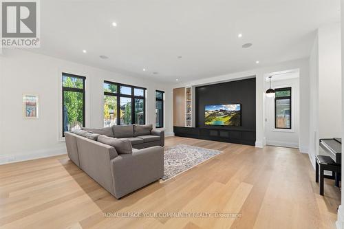 108 Hollingsworth Drive, King, ON - Indoor Photo Showing Living Room