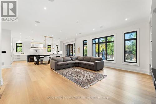 108 Hollingsworth Drive, King, ON - Indoor Photo Showing Living Room