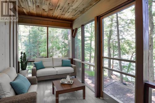 1470 Island 90, Georgian Bay, ON - Indoor Photo Showing Living Room