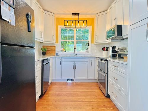 600 14Th Avenue S, Cranbrook, BC - Indoor Photo Showing Kitchen With Stainless Steel Kitchen With Upgraded Kitchen