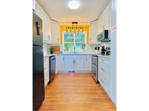 600 14Th Avenue S, Cranbrook, BC - Indoor Photo Showing Kitchen