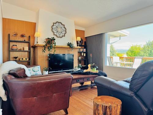 600 14Th Avenue S, Cranbrook, BC - Indoor Photo Showing Living Room