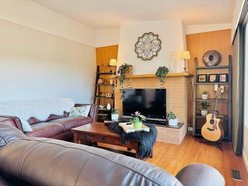 600 14Th Avenue S, Cranbrook, BC - Indoor Photo Showing Living Room