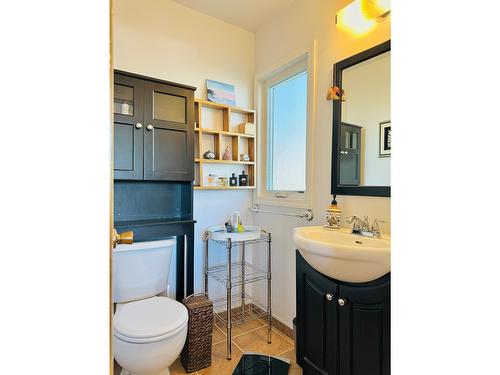 600 14Th Avenue S, Cranbrook, BC - Indoor Photo Showing Bathroom