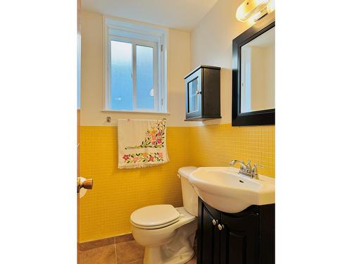 600 14Th Avenue S, Cranbrook, BC - Indoor Photo Showing Bathroom