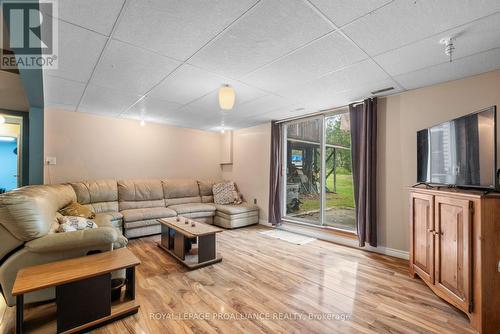 1911 Ormsbee Road, South Frontenac, ON - Indoor Photo Showing Living Room