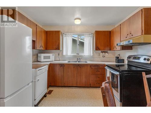 2737 15Th Avenue, Prince George, BC - Indoor Photo Showing Kitchen With Double Sink