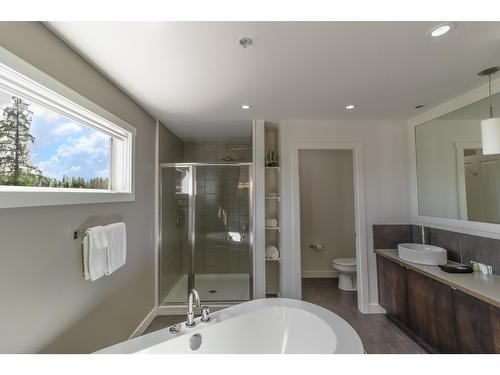 201 - 400 Stemwinder Drive, Kimberley, BC - Indoor Photo Showing Bathroom