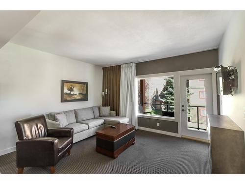 201 - 400 Stemwinder Drive, Kimberley, BC - Indoor Photo Showing Living Room