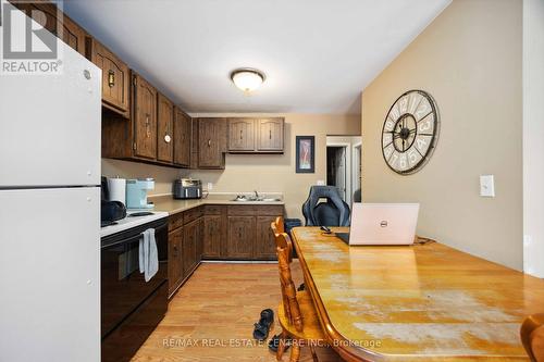 567 Duncan Street, Chatham-Kent, ON - Indoor Photo Showing Kitchen With Double Sink