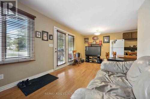 567 Duncan Street, Chatham-Kent, ON - Indoor Photo Showing Living Room