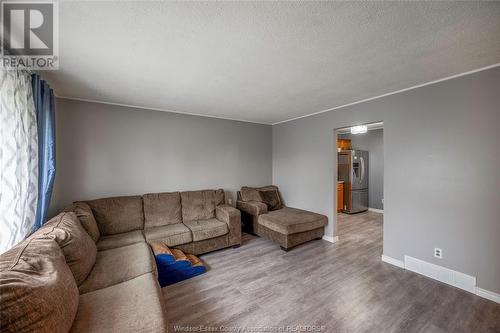 313 Pickering Drive, Amherstburg, ON - Indoor Photo Showing Living Room