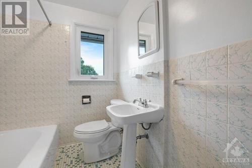 276 Duncairn Avenue, Ottawa, ON - Indoor Photo Showing Bathroom