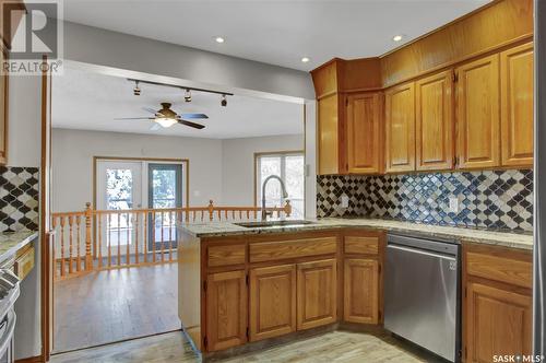 3722 Bryden Bay, Regina, SK - Indoor Photo Showing Kitchen