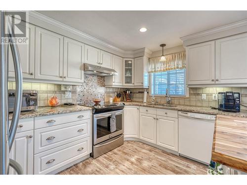 125 Corry Place, Penticton, BC - Indoor Photo Showing Kitchen