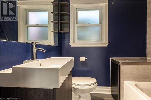 46 Rosslyn Avenue N, Hamilton, ON - Indoor Photo Showing Bathroom