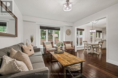 2318 Proudfoot Trail W, Oakville, ON - Indoor Photo Showing Living Room