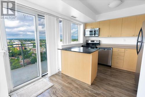 1909 - 215 Queen Street E, Brampton, ON - Indoor Photo Showing Kitchen