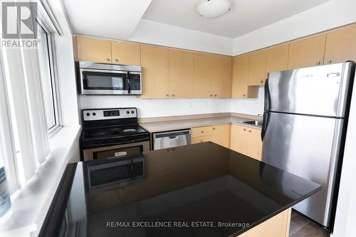 1909 - 215 Queen Street E, Brampton, ON - Indoor Photo Showing Kitchen