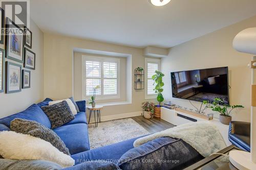 36 - 300 Ravineview Way, Oakville, ON - Indoor Photo Showing Living Room