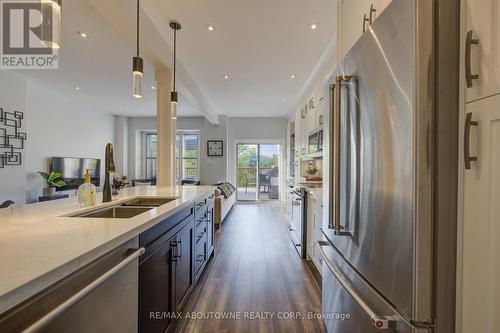 36 - 300 Ravineview Way, Oakville, ON - Indoor Photo Showing Kitchen With Stainless Steel Kitchen With Double Sink With Upgraded Kitchen